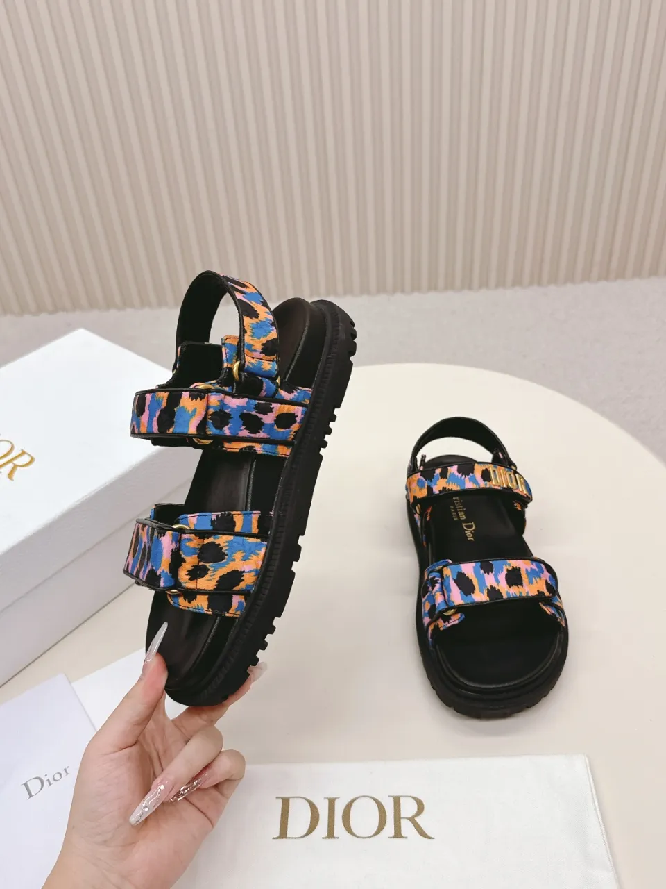👟👟Ex-factory price 480👟👟 DIOR classic sandals mixed sheepskin DiorAct sandals are fashionable. Paired with an insole that fits the shape of your foot, it's made of exceptionally lightweight and comfortable leather. The upper straps are fastened with Velcro and are decorated with a gold-finish metal "Dior" logo, which complements the style design. These sandals add a modern edge to any look. Fabric: Imported mixed sheepskin Lining: Imported sheepskin Outsole: Original TPU outsole Code number: 35-42 (41 42 customized, non-refundable)